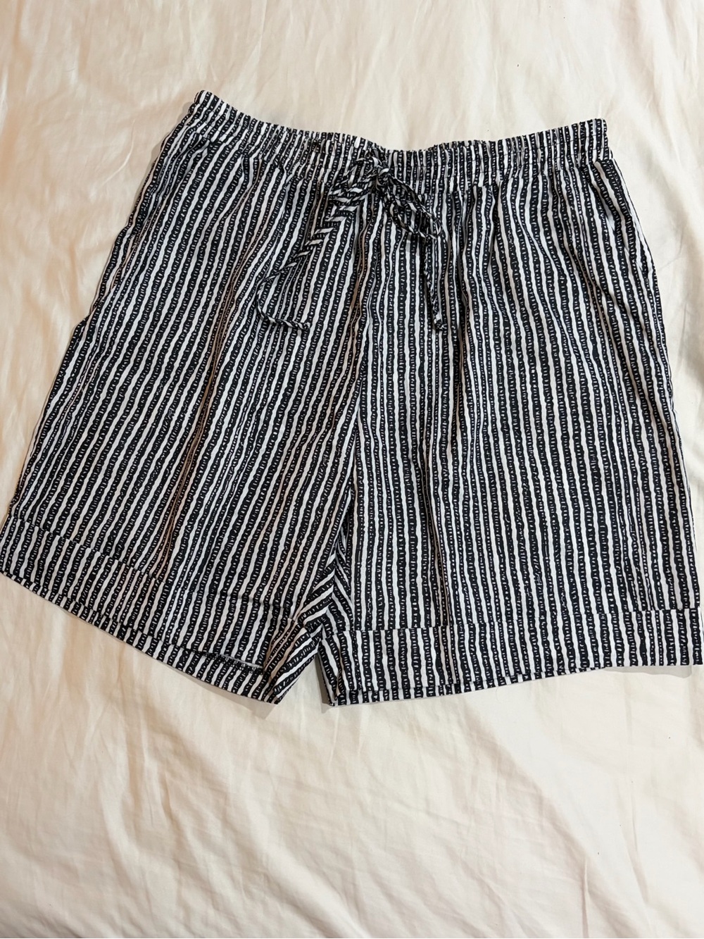 🆕 SHEIN Black and White Vertical Stripe Drawstring Shorts - XXL